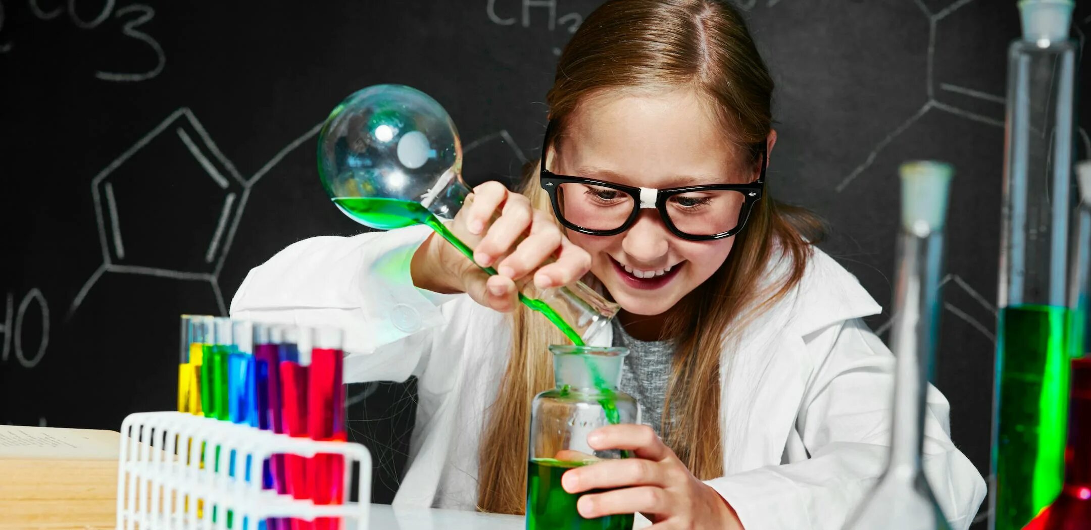 Занимательные науки. Записи экспериментов. Stem научные исследования. Девочка делает эксперимент.