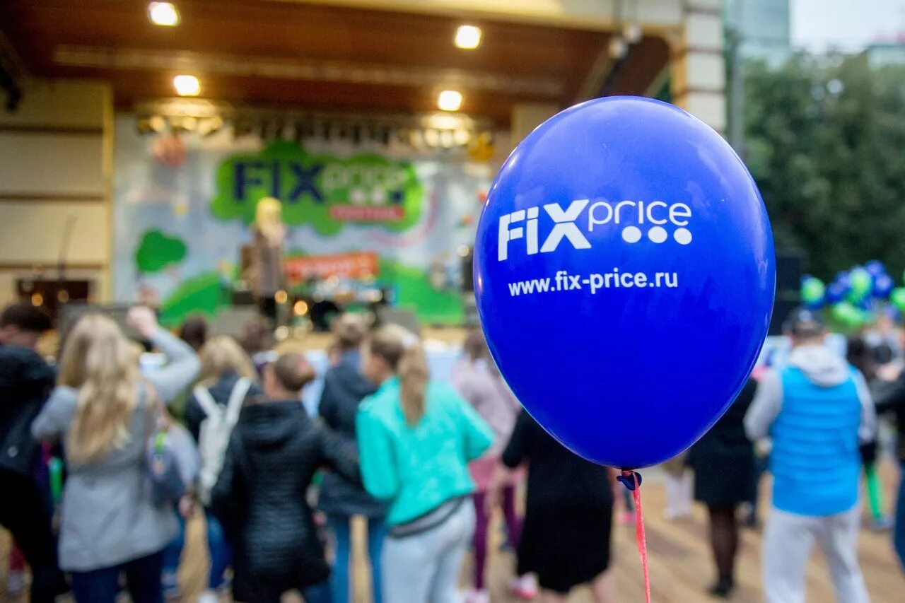 Фикс прайс москва. Фикс прайс. Fix Price слоган. Владелец компании Fix Price. Фикс прайс лого.