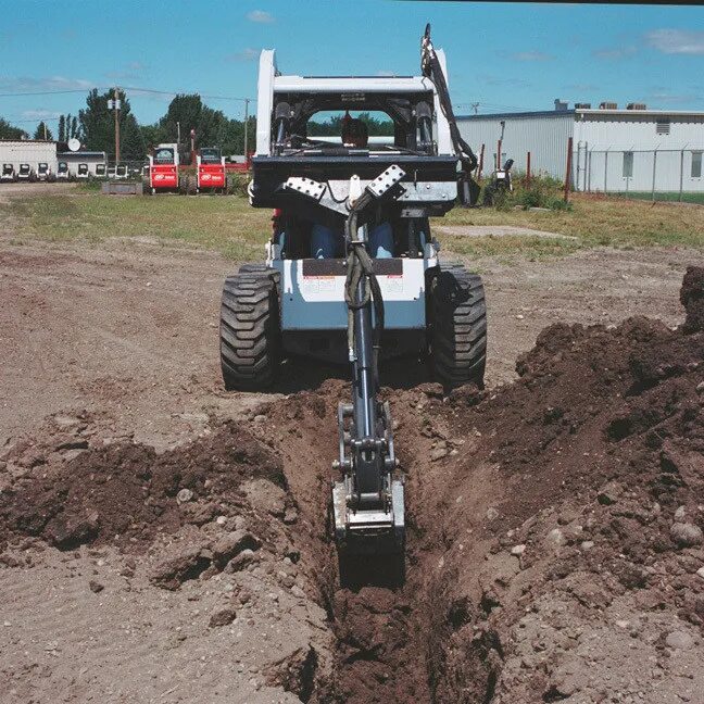 Bob tach bobcat. Обратная лопата bobcat. навесное оборудование для бобкетов. ковшовый бур. ширина лопаты бобкэт.