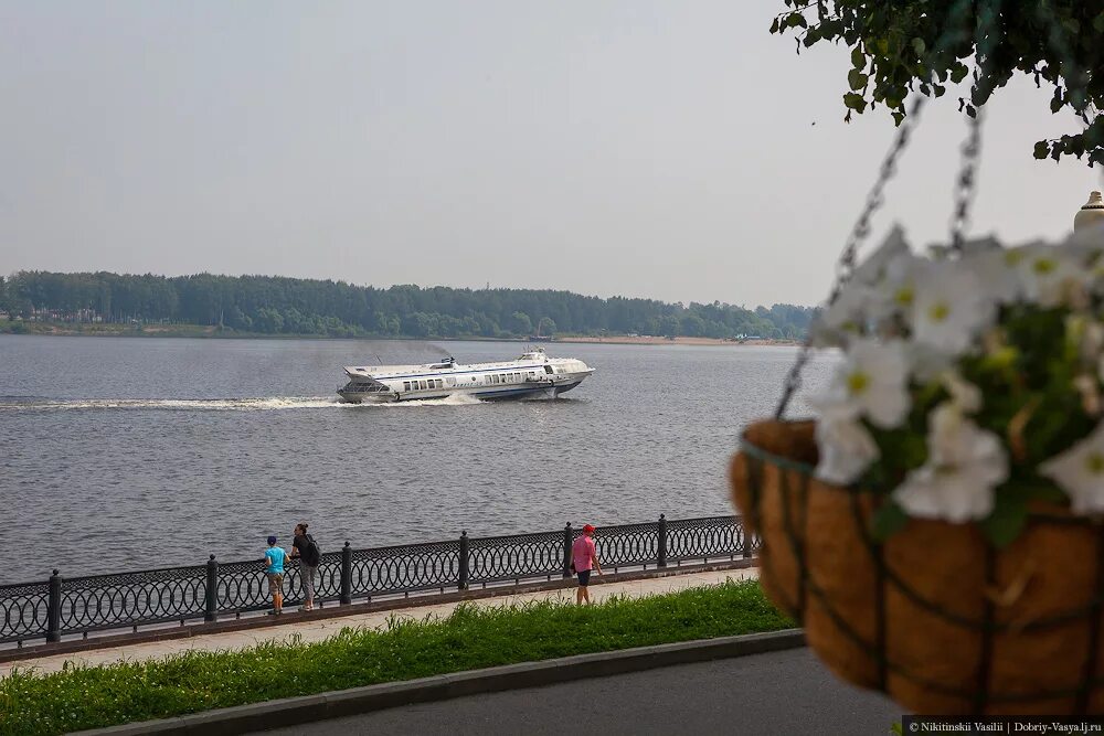 Уровень волги в ярославле сегодня. Ярославль Волга. Волга Волга Ярославль. Ярославль вид с Волги. Ярославль прогулка.