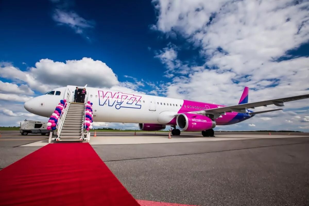 Wizz air abu dhabi салон. А320 wizz. Wizz air a320. Wizz air самолеты. Самолёт визэйр.