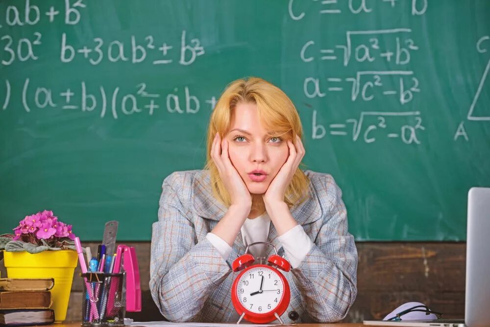 Дети в классе. Молодые учителя в школах. Подростки в школе. Уставший учитель. Учительница.