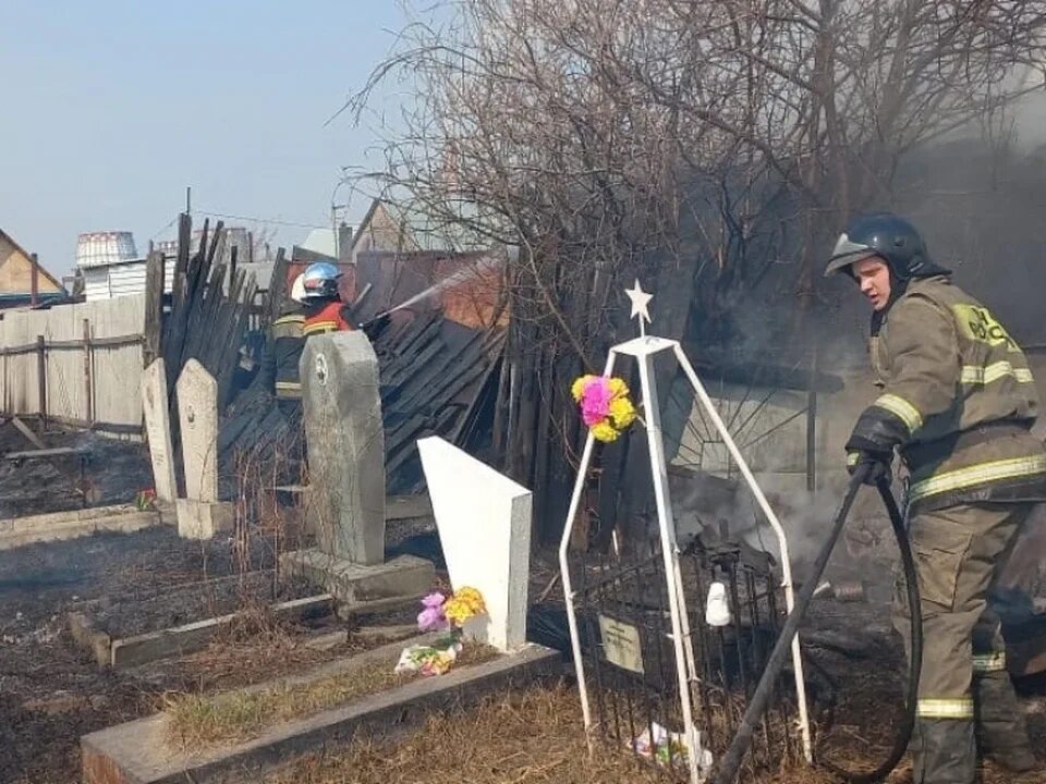 Омск с вертолета. Кладбище горит. Омск новости 17 апреля. Пожар частного дома в омске. Новости омска сегодня.