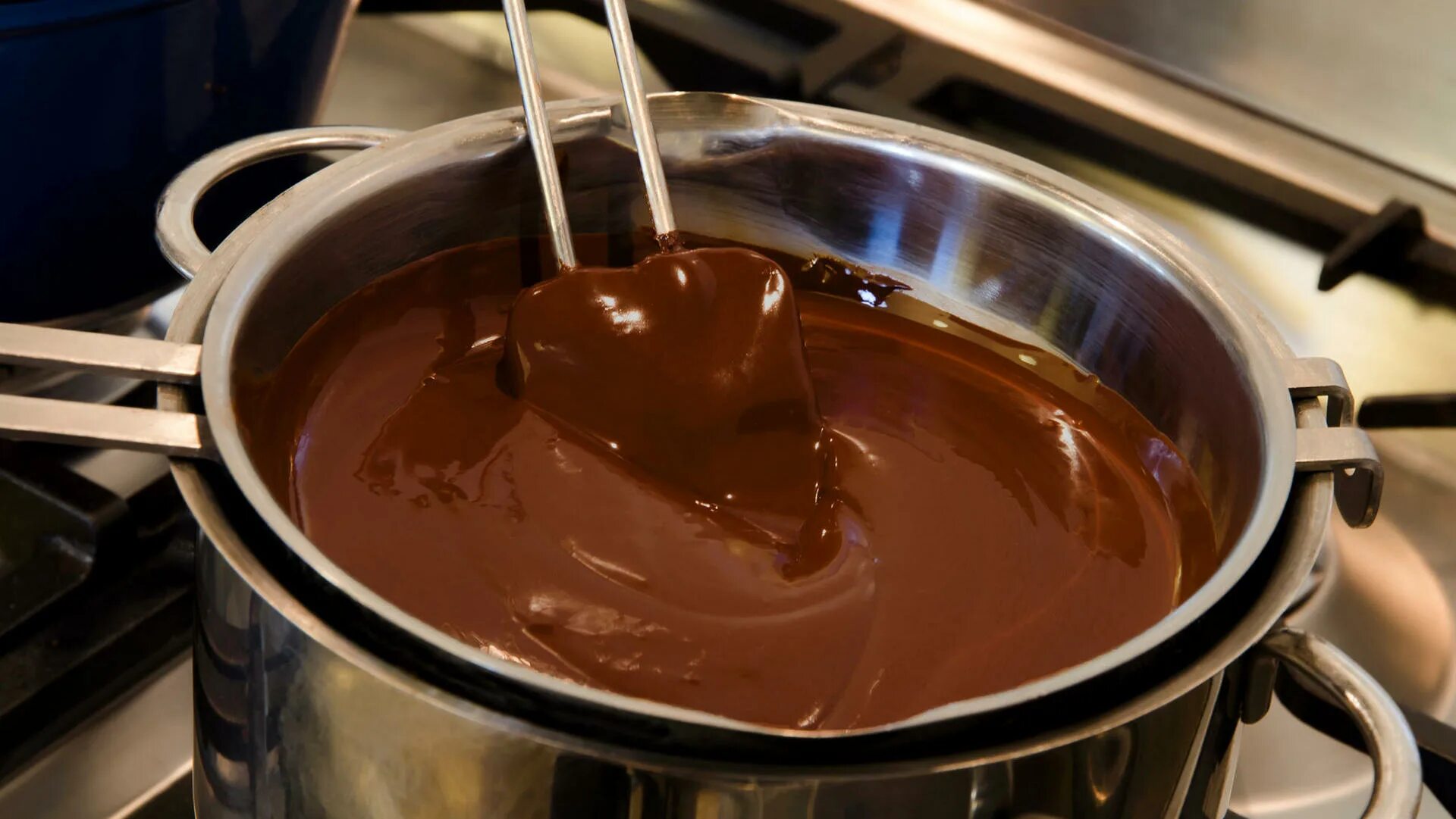 Растопить шоколад на бане. Растопленный шоколад. Молочный шоколад растопленный. Растопить шоколад на водяной бане. Шоколад и растопленным шоколад.