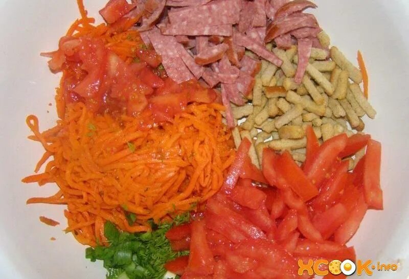 Салат свежий огурец морковь колбаса. Салат корейская морковь колбаса кукуруза огурец. Салат с корейской морковью и кукурузой и сухариками. Салат кукуруза корейская морковь копченая колбаса сухарики. Салат с морковью по-корейски и копченой колбасой и сухариками.