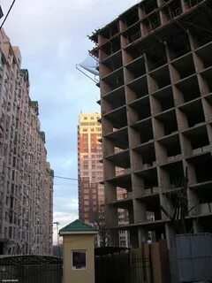 Между домами или между домов