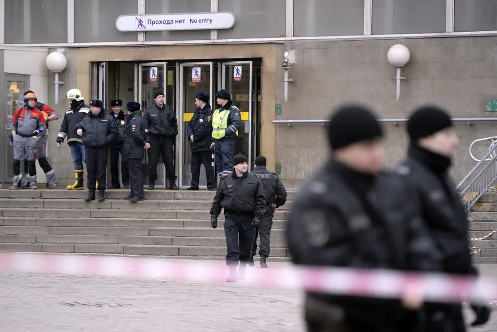 Теракт на рижской 2004. Август 2004 теракт метро Рижская. Взрыв у станции метро «Рижская» 31 августа 2004 года. Взрыв в метро Санкт Петербурга 2017. Взрыв на станции метро Рижская.