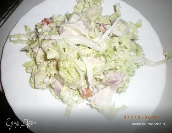 Салат из пикинс пекинской капусты. Салат из пекинской капусты с курицей копченой. Айсберг салат пекинская капуста. Салат с пекинской капустой и кукурузой. Салат капуста с копченой курицей рецепт.