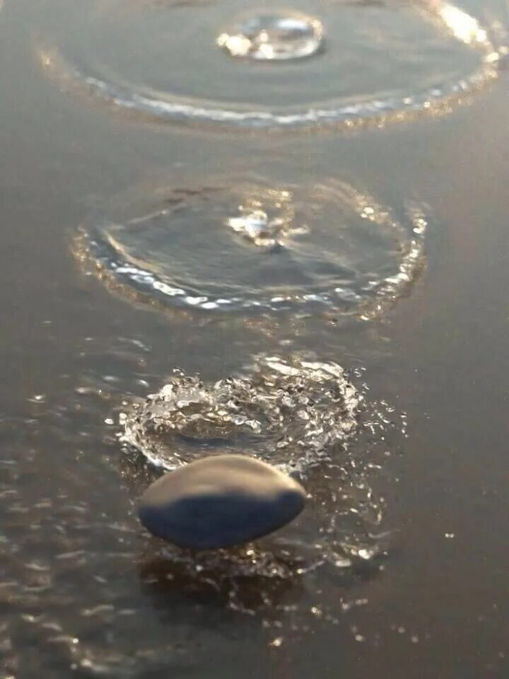 Skipping stones. Камень брошенный в воду. Камни в воде. Камушки по воде. Круги на воде от камня.