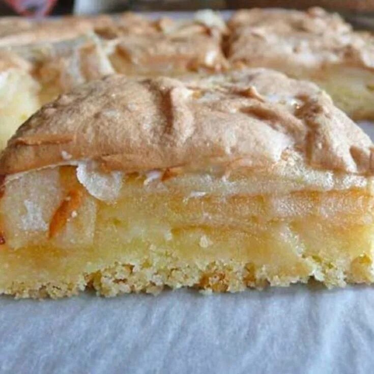 Яблочный пирог с песочным тестом. Пирог с яблоками из песочного теста. Яблочный пирог с меренгой. Шарлотка с яблоками и брусникой. Шарлотка украшенная яблоками.