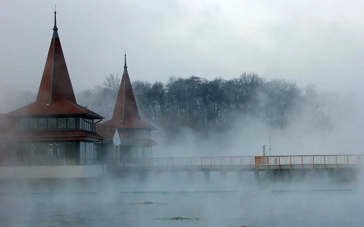 Термальная лечебная вода одного курортов венгрии. Венгрия термальные источники Хевиз. Озеро Балатон термальные источники зимой. Озеро Хевиз Венгрия зима. Хевиз Венгрия зимой.