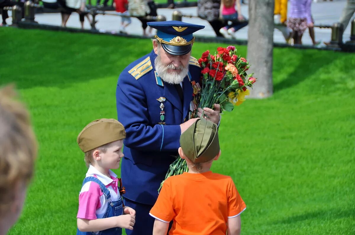 Дети пришедшие в мае. Спасибо деду за победу фото детей. Ты же выжил солдат. Ребенок благодарит дедушку. Ты же выжил солдат фото.