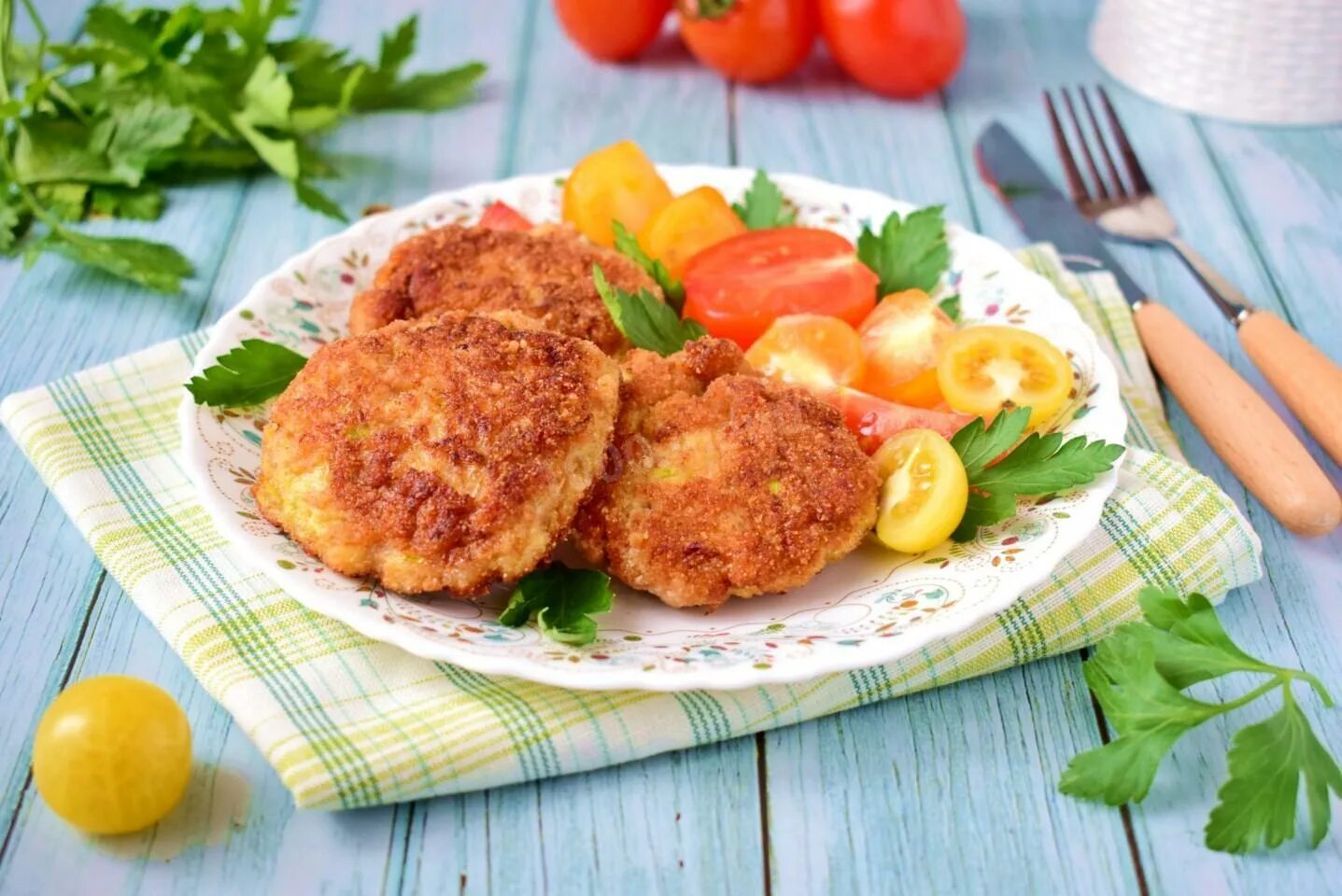 Котлеты из филе и кабачков. Биточки куриные. куриные котлеты. куриные котлеты с кабачком. котлеты в панировке.