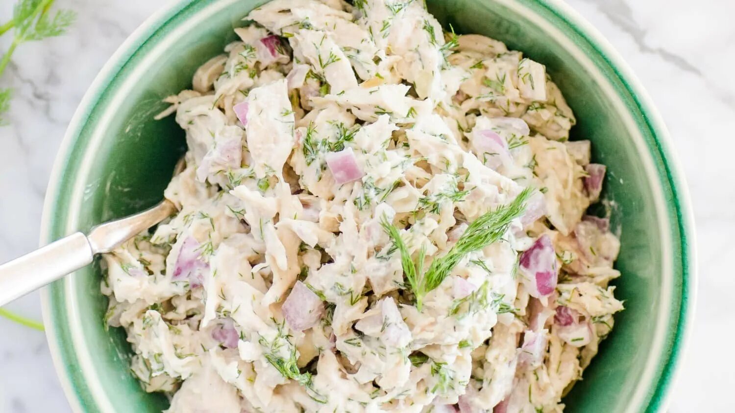 Рецепт салата из куриной грудки. Салат с отварной куриной грудкой. Салат из вареной куриной грудки. Салат из отварной грудки курицы. Салат из грудной грудки куриной.