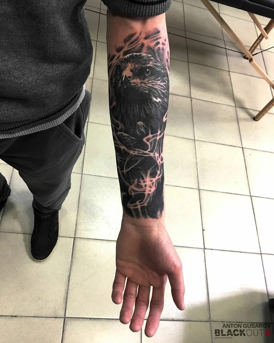 тату рукав от кисти до локтя. татуировки на предплечье мужские. тату лев и часы на предплечье. тату от запястья до локтя мужские. тату от запястья до локтя.