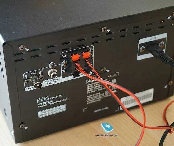 Как подключить центр через телефон. Разъем на музыкальном центре pioneer. разъем для сабвуфера в музыкальном центре. разъем подключения колонок к музыкальному центру. гнезда для колонок на муз центре.