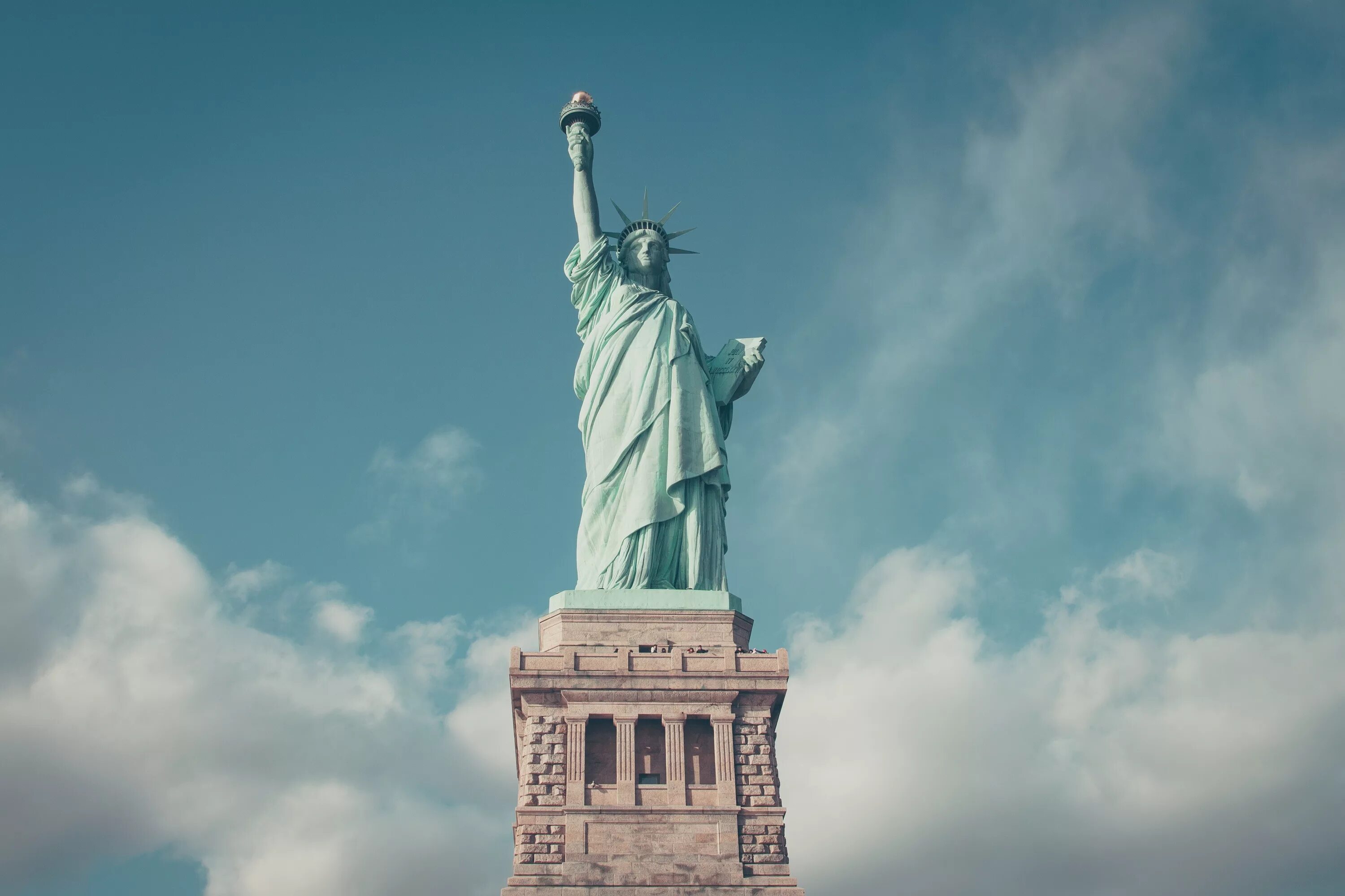 Фото статуя. США Нью-Йорк статуя свободы. Нью Йорк скульптура -статуя свободы. Либерти статуя свободы. США статуя свободы фото.