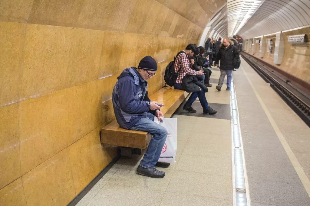 Сколько человек на станции. Скамейка в метро. Человек сидит в метро. Люди на станции метро. Станция метро скамейка.