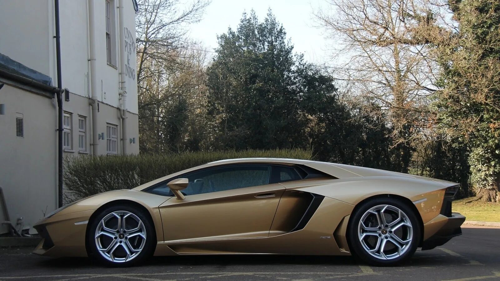 Brown car. Lamborghini Aventador lp700-4 Wheels. Золотая Lamborghini Aventador. Диски Ламборгини авентадор. Ламборджини авентадор бронзовый.