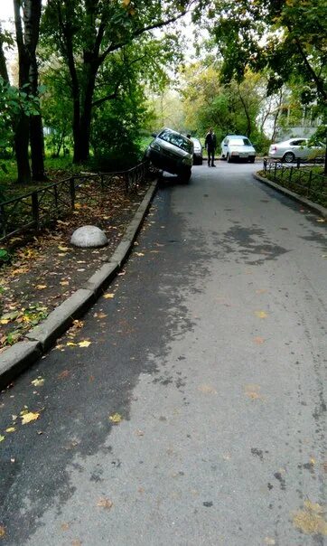 Разворот во дворе. Поворот во двор. повернули во двор. выпал из окна народного ополчения 131. народного ополчения 10а скамейки во дворе.
