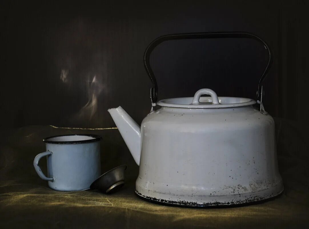 Поставь чайник на 2 минуты. Старый чайник. Железный чайник. Железный чайник старый. Старинный чайник.