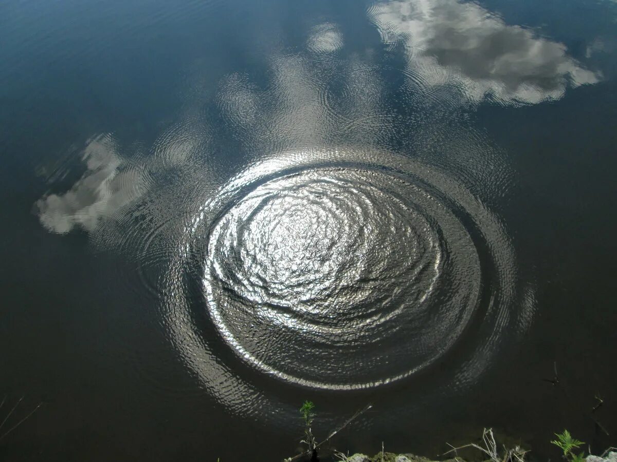 Круги на воде. Круги на речке. Круги от камня. Круги на воде озеро.