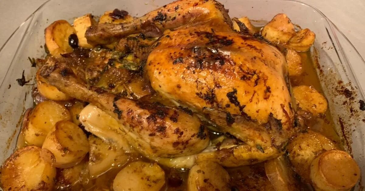 Готовим курицу в духовке целиком с картошкой. Курица в духовке целиком с картошкой. жареная курица с картошкой в духовке с хрустящей корочкой. курица запечённая в духовке целиком с картошкой. целиковая курица в духовке с картошкой.
