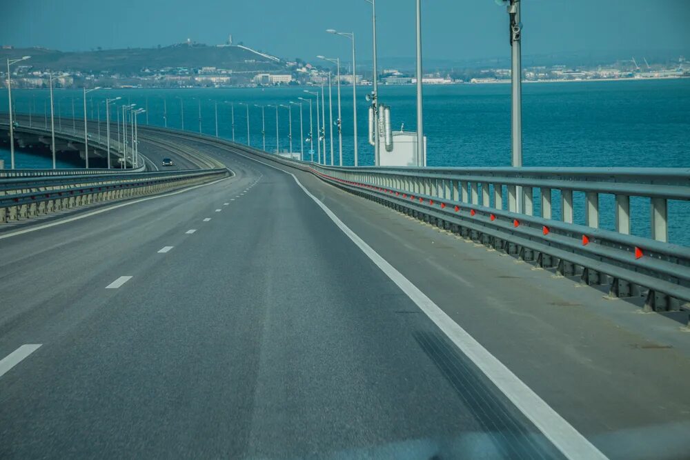 Проехать через мост. Крымский мост застава. рельсы в крым через море. машина до моста доехали картинка. видео рекрута идут по дороге в крым.