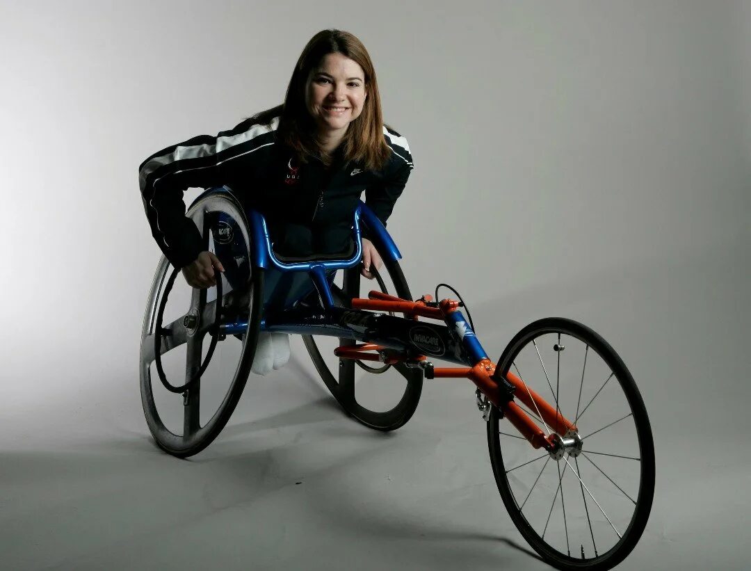 Каким то странным инвалидом. Девушка в инвалидной коляске. Девушка на инволидном коляски. Красивые инвалиды женщины. Девушка инвалид на коляске.