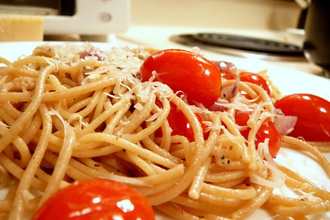 Спагетти с помидорами. Томат паста. Макароны с помидорами черри и сыром. Макарохи с сыром и помидор. Приготовить пасту рецепт с фото