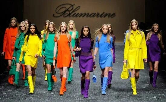 Люди в разноцветной одежде. Деловые костюмы женские разного цвета. Одежда разного цвета. Фотосессия в разных цветах одежды. Одежда разных цветов.