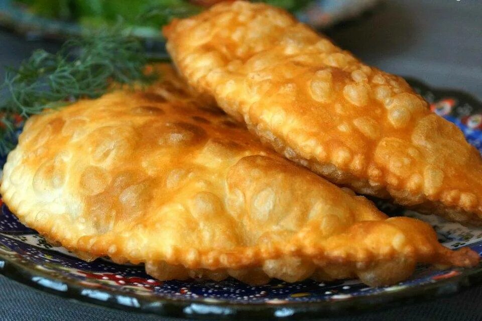 Фото чебурека. Чебуреки. Чебуреки домашние. Вкусные чебуреки. Сочный чебурек.