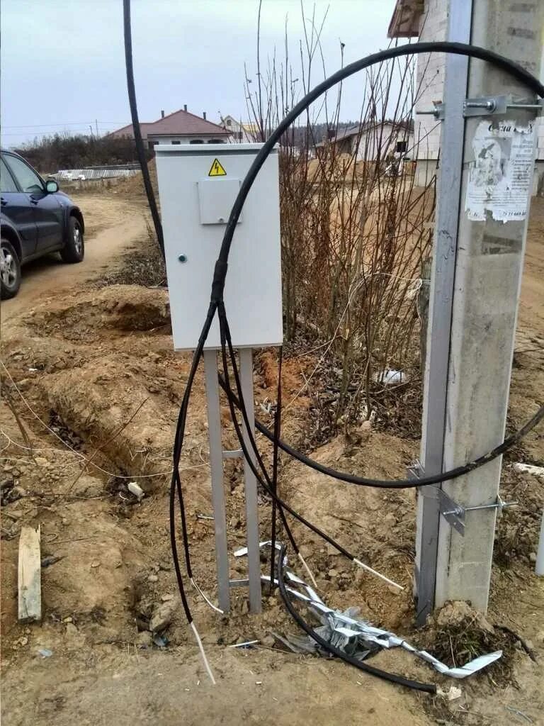Наружная прокладка кабеля. Закладные для кабеля. Подвод электричества к дачному дому. Заземление вру 0. Подводка электричества к дому.
