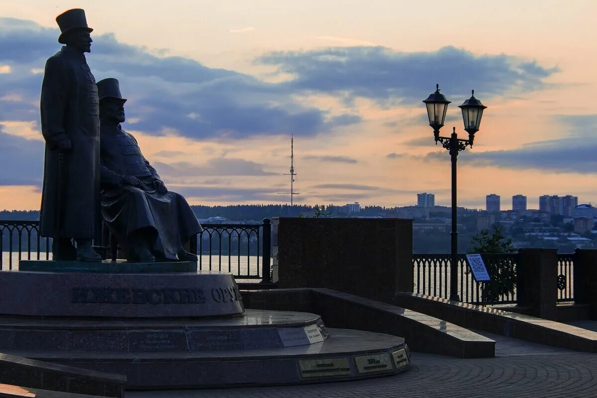 площадь оружейников ижевск. памятник ижевским оружейникам памятники ижевска. памятник ижевские кафтанщики. ижевский оружейник ижевск. «оружейникам удмуртии» г.