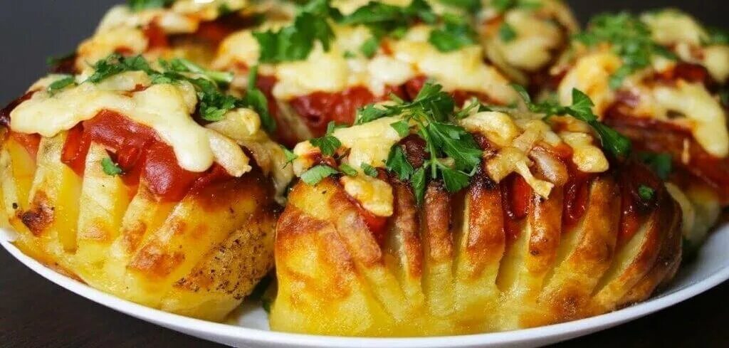 Кухня наизнанку запеченный картофель. Картофель на праздничный стол. блюда из картофеля на праздничный стол. гарнир на праздничный стол. праздничный картофель в духовке.