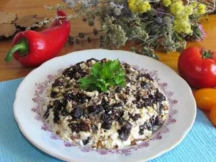 Салат с черносливом гранатом и грецким орехом
