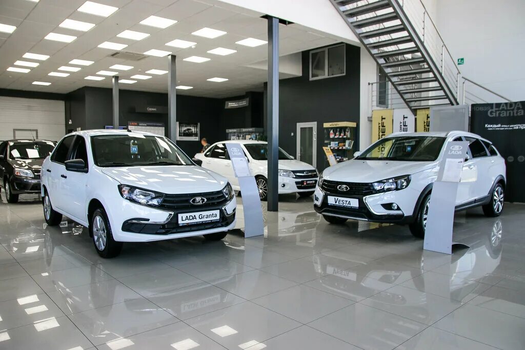 Почему дилеры завышают цены на российские автомобили?