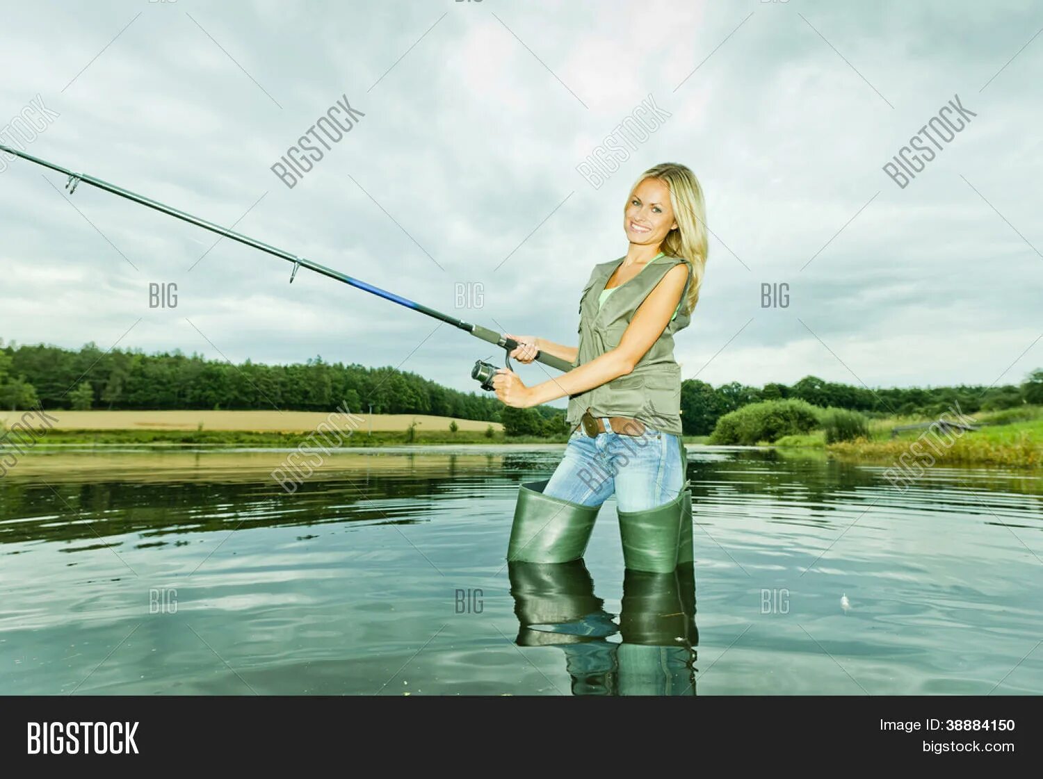 К чему снится рыбалка на удочку. Блондинка с удочкой. Девушка в вейдерсах. Девушка с удочкой в камуфляже. Девушка на рыбалке в сапогах.