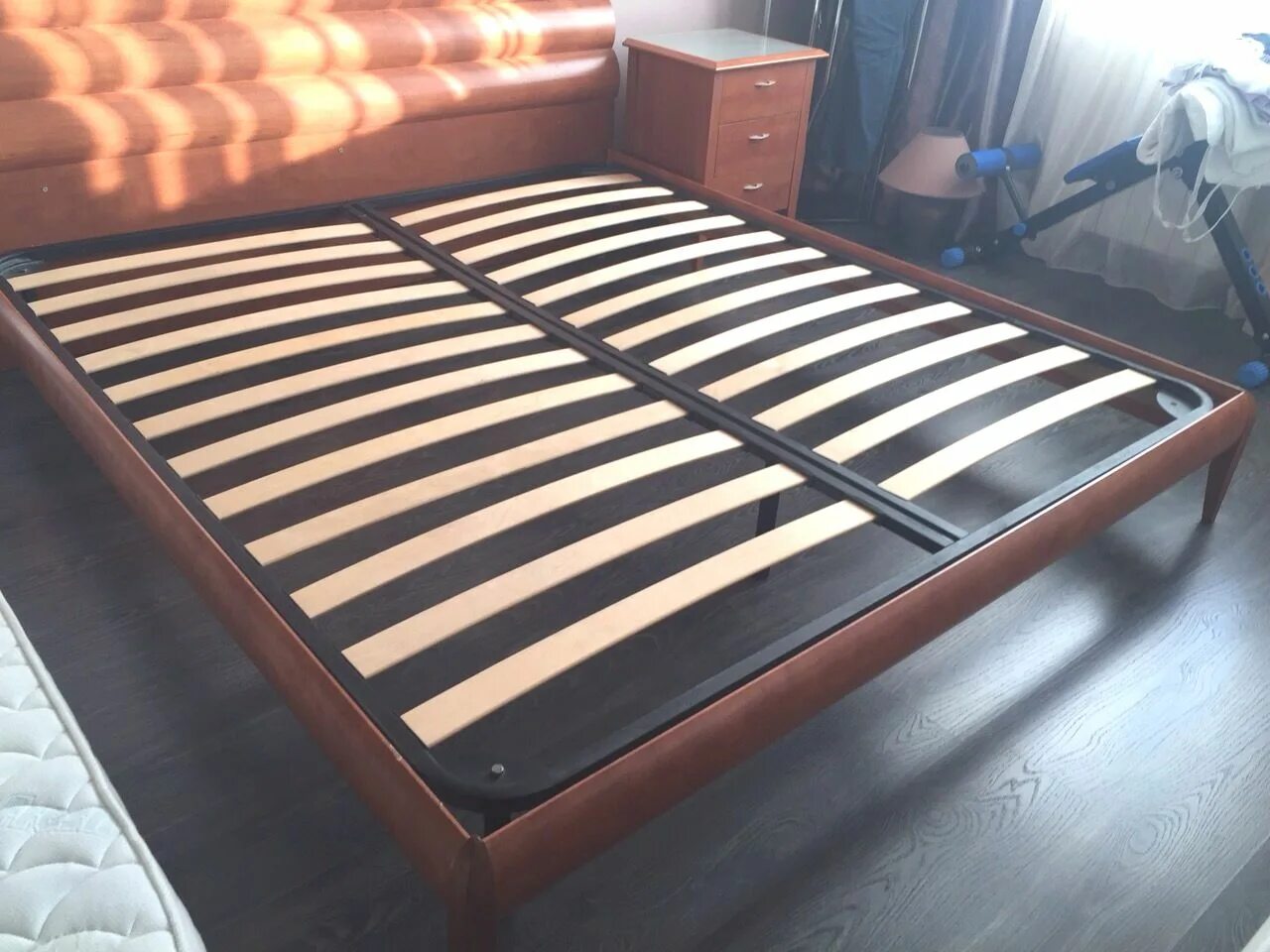 Кровати б у цена. Кровать без матраса. Двуспальная кровать. Кровать без матраса 160х200. Кровать двуспальная деревянная без матраса.