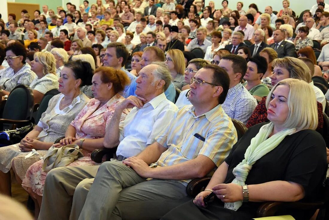 Курские сми. Администрация Курска сотрудники. Администрация Курской области сотрудники. СМИ Курская область сейчас. День медицинского работника в Курске в Свиридовском.