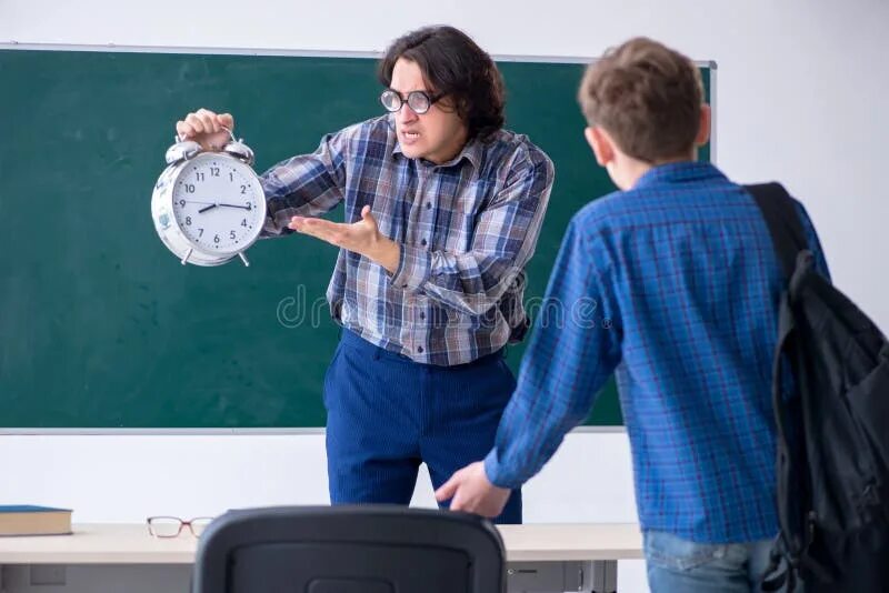Late for school. Ученик опоздал на урок. Опоздание в школу. Опоздавший ученик. Студент опаздывает.