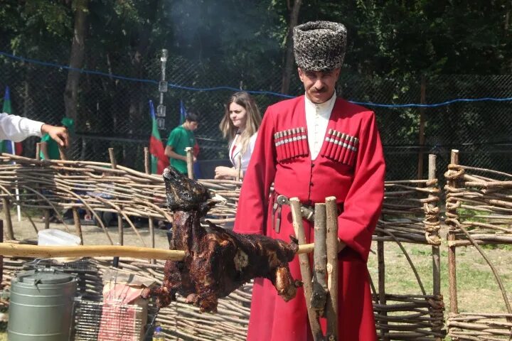 Адыгский дворик. Черкесский двор выставка. Гостеприимство в Карачаево Черкесия. Черкесский двор