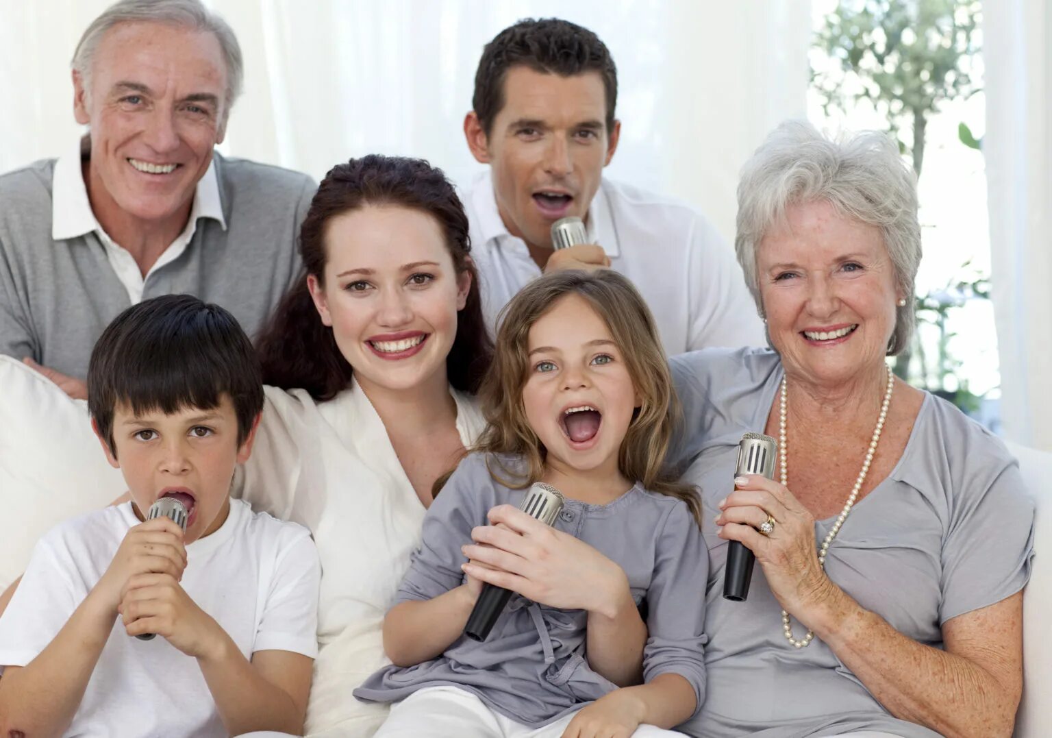 Family sing. Семья поет. Семья караоке. Счастливая семья поет. Семья Пелли.