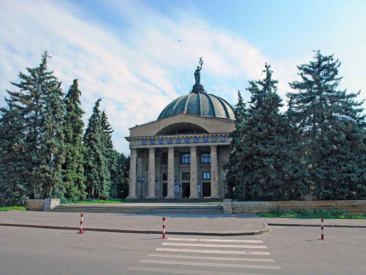 Волгоградский сайт. Волгоградский планетарий Волгоград. Волгоградский планетарий Александра Бахнова. Планетарий Волгоград зимой. Достопримечательности Волгограда планетарий.