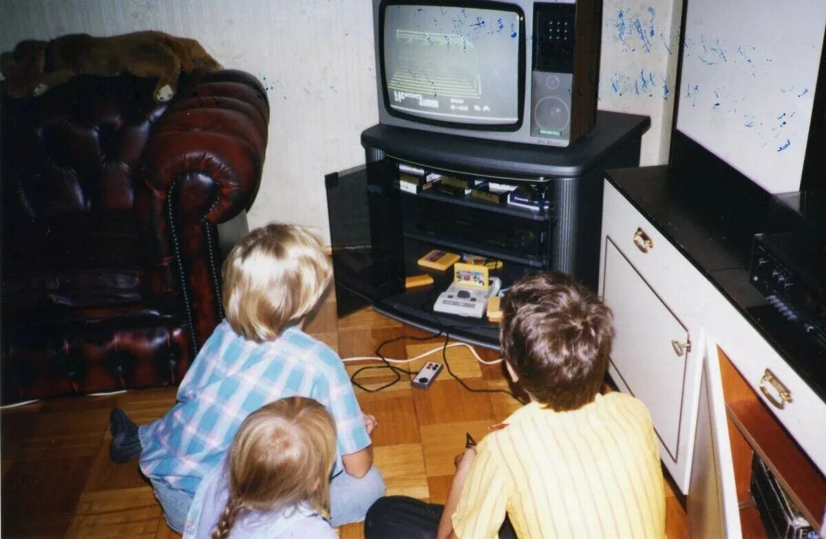 Дети денди. Ребенок геймер. Денди 1990 приставка. Дети играют в денди. Приставка денди нинтендо.