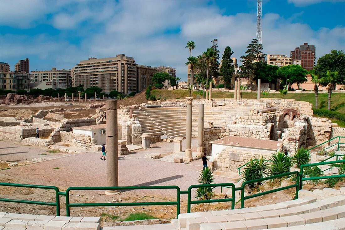 Основал город александрию. Римский амфитеатр в Александрии. Римский амфитеатр в Александрии египетской. Александрия Египет греко-Римский амфитеатр. Стадион в Александрии египетской.