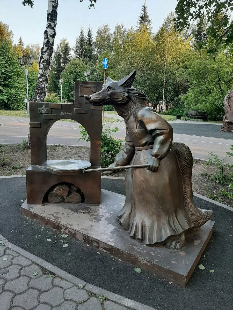Аллея сказок вологда. Скульптура сказочного героя. Аллея сказок вологда. Аллея сказок вологда. Лианозовский парк аллея сказок.