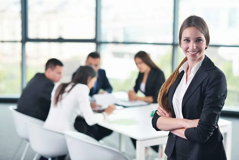 Менеджмент студенты. Переговоры за столом. Обучение. Собрание в офисе. Студенты на занятиях.