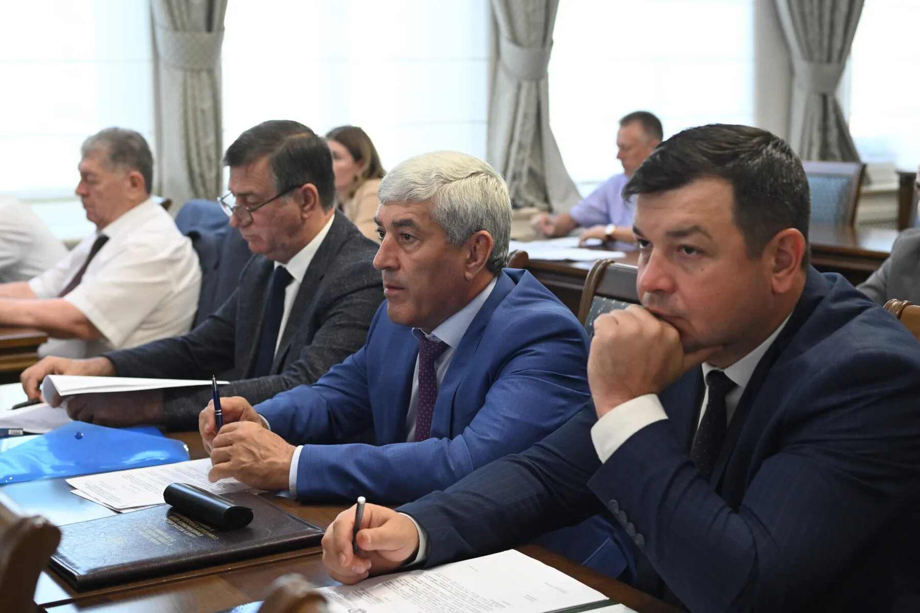 заседание кабинета министров абхазии. правительство республики абхазия. дом правительства абхазии 1992-1993. переговоры грузии и абхазии. правительство республики абхазия.