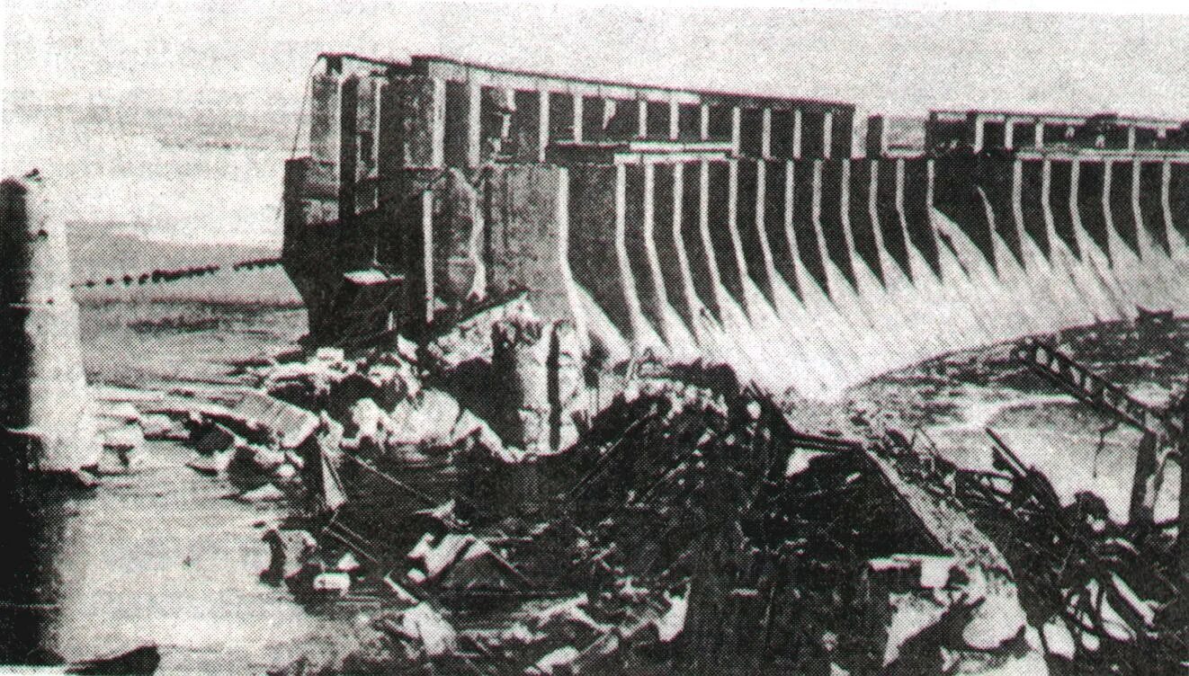 Атака на днепрогэс. Днепрогэс 1941. днепрогэс 1944. взорванный днепрогэс в 1941. плотина днепрогэс.